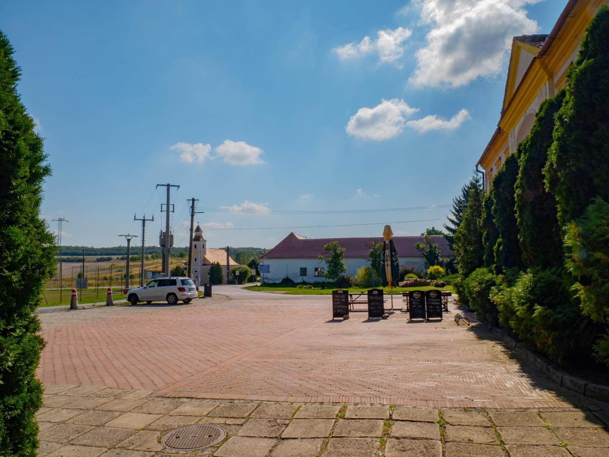 Hotel Club Vranovská Ves Extérieur photo